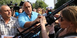 Провокаторка от Беларус опита да нападне Борисов със статив