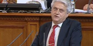 Йордан Цонев наказа с порицание самозабравилия се Рашков