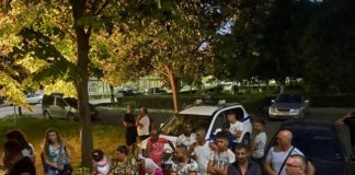 Нощно бдение пред РУ-Поморие. Съпруга, дъщеря и зет питат къде е кметът на с. Бата