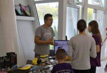 Млад меринджей, само в Али Експрес не е продавал бански!