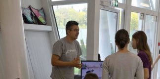 Млад меринджей, само в Али Експрес не е продавал бански!