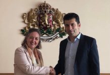 Тутманици са тия канадци! Лятото отмина, есента дойде, а те едно просто документче на „почтеното“ Кире не могат да издадат