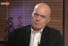 Все едно, че Слави наистина иска да промени нещо, а не просто да поиграе…