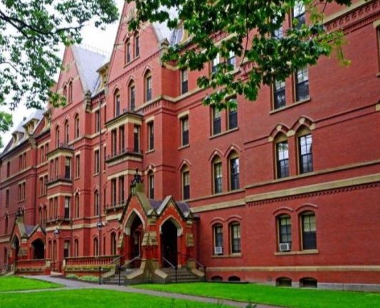 Тръмп иска 1 млрд. долара обезщетение от университета Харвард