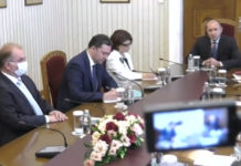 Десислава Атанасова към Радев: Ред е и вие да поемете отговорност, защото тези партии се родиха под вашия юмрук тук, на площада