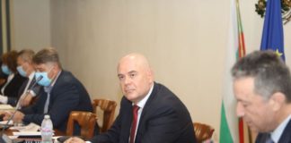 Гешев преподава, Муньо Хаджигенов – жалък, по-нисък от тревата