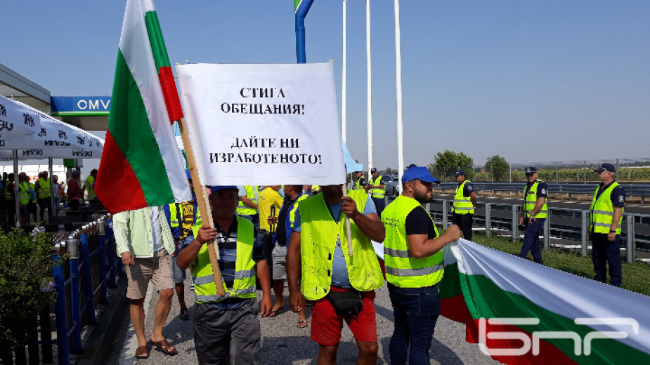 Пътните строители от Автомагистрали-Черно море“ блокираха движението по магистрала Хемус“