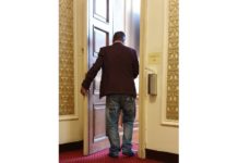 Простащина и липса на стил под формата на „скъсани дънки“