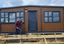 Депутатите от ГЕРБ-СДС дариха 120 000 лв. от заплатите си за къщи на хората в село Кръстава /видео/