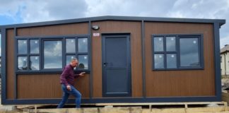 Депутатите от ГЕРБ-СДС дариха 120 000 лв. от заплатите си за къщи на хората в село Кръстава /видео/