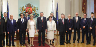 Двата служебни кабинета на Радев са „изчегъртали“ 3826 чиновници, назначили 3916