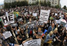 Протестиращите пред парламента изгониха Мая, Тошко и Бабикян