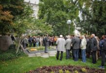 Граждани отрупаха с цветя паметния камък пред гроба на Иван Вазов