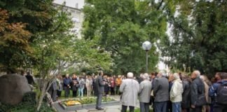 Граждани отрупаха с цветя паметния камък пред гроба на Иван Вазов