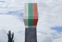 Монументът на окупационната Червена армия осъмна опакован в трибагреник – честит Ден на българската незавимост!