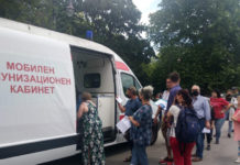 Антиваксърите от Варна искали медиците да им покажат разрешителни за ваксините