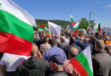 Каква е разликата между протеста на 50-те партии миналата година и 50-те протеста в момента?