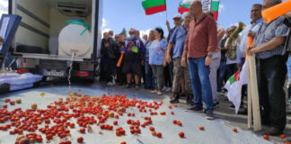 Стотици земеделци и фермери блокираха пътя София – Варна