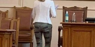 Време е за нещо друго. Председателят на парламента дойде на работа с кърпени панталони