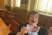 Мика Зайкова се забавлява с банкнота от 500к с лика на Татяна Дончева