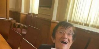 Мика Зайкова се забавлява с банкнота от 500к с лика на Татяна Дончева