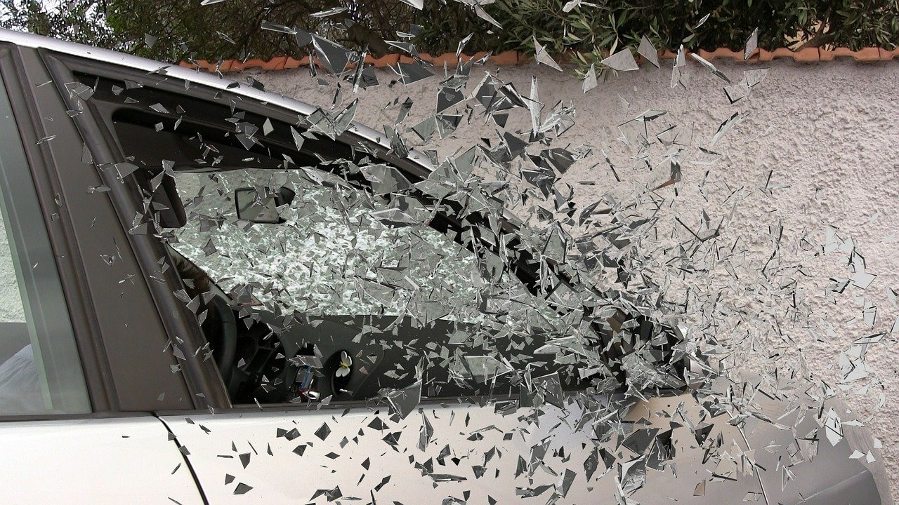 32 годишна пияна шофьорка се заби в паркирана кола в Кюстендил