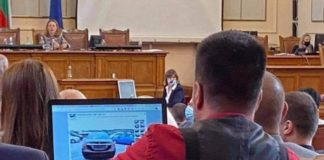 Закони? Гласуване? Депутат на Слави си избира нова лимузина в пленарна зала