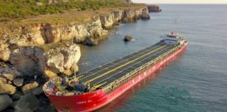 Има изтичане на азотна тор от заседналия край Камен бряг кораб, твърдят водолази