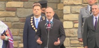 Радев беше освиркан във Велико Търново (ВИДЕО)