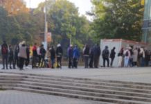 Служители на опашки за тестване пред моловете