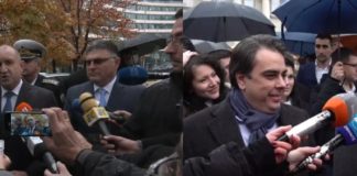 На сто метра едни от други – президентът и неговата партия