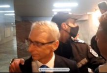 Служебен министър яде бой в София… за втори път от седмица насам. Това е революцията