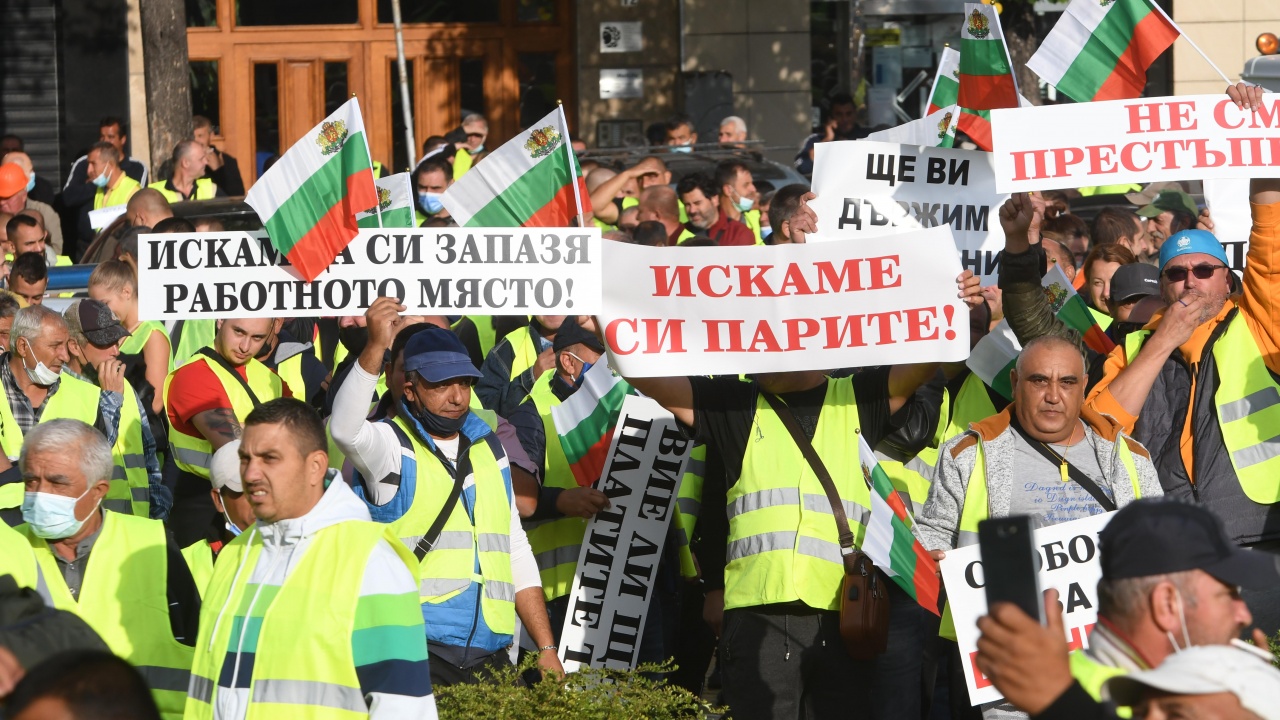 Изплашен от готвените протести премиерът Кирил Петков обеща за изплати