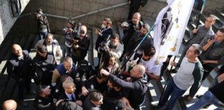 Протестиращи поляха с лимонада министъра на образованието Денков