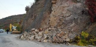 Свлачище блокира Искърското дефиле