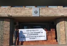 Демонстранти блокираха „Орлов мост“ в София, зазидаха областната управа в Хасково