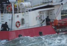 Водолази се качиха на заседналия кораб