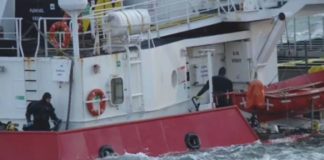 Водолази се качиха на заседналия кораб