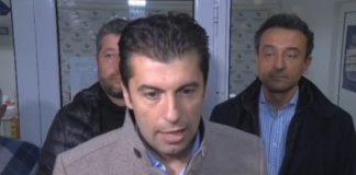 Вместо да осигури държавна подкрепа, Петков разпоредил да питат по телефона кметовете в страната ще спират ли тока