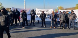 Нацепените батки от великите народни въстания затвориха магистрала в изборен ден