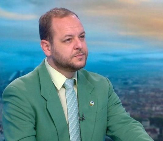 Бившият министър от ПП/ДБ Борислав Сандов ходил три пъти в хижа „Петрохан“