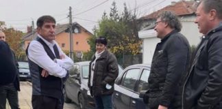 Копоите на Рашков тормозят магазинер в Ново село, жителите правят блокада