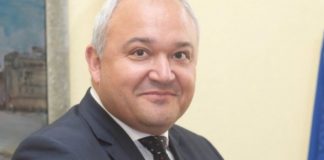 Голям сладур е тоя Демерджиев, оправи МВР-то и вече пори в тайните на изкуството като щука