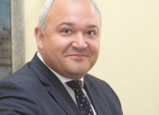 Демерджиев, твой служител е издал разрешително за притежаване на боен пистолет на 19-годишно момче