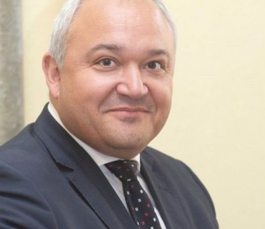 Демерджиев, твой служител е издал разрешително за притежаване на боен пистолет на 19-годишно момче