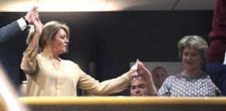 И това падение доживяхме: празнично хоро по време на смъртоносна чума!