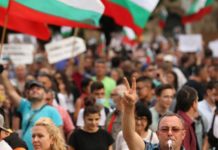 Ало, умните и красивите, не сте нищо друго освен жалък и безпомощен фон на червена реставрация