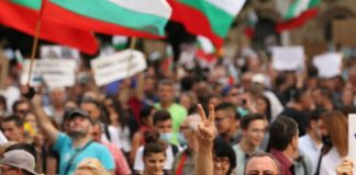 Ало, умните и красивите, не сте нищо друго освен жалък и безпомощен фон на червена реставрация