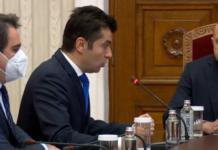 Радев връчи мандата на Кирил Петков, той му върна папката с имената на министрите