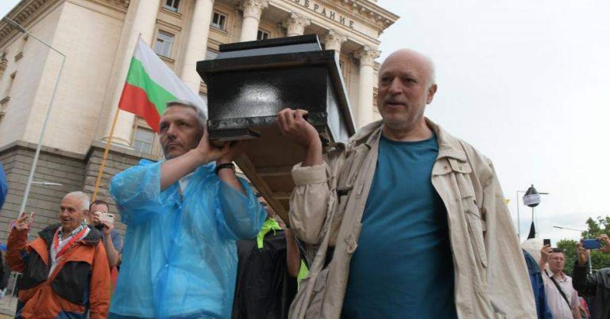 Служебният министър на културата Велислав Минеков се опитва да кадрува
